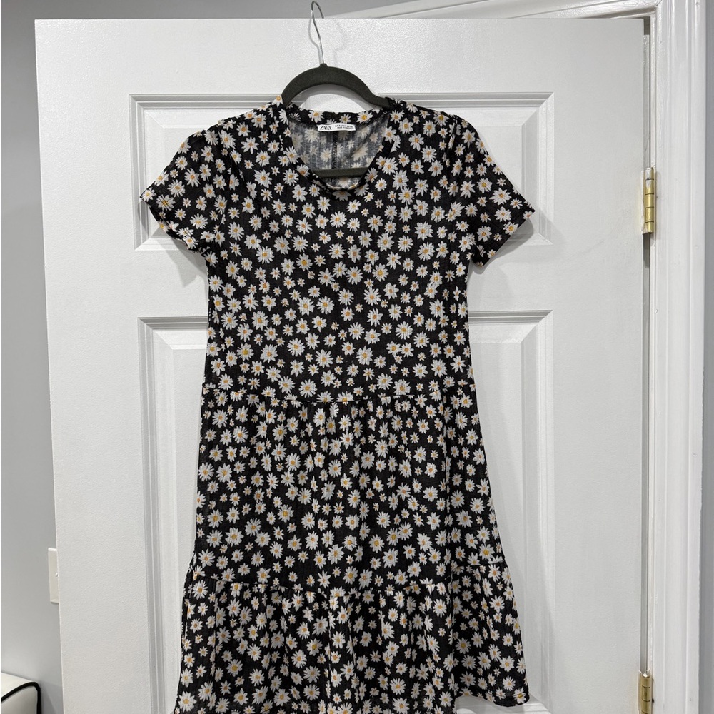 Zara sundress with daisys on it